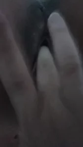 少妇在家自慰求操